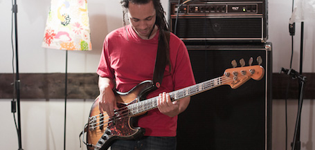Jérémie Coke, bassiste d’Electro Deluxe